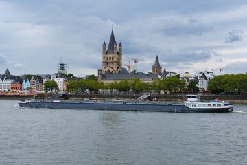 Fototapeta premium Gas Frachtschiff auf dem Rhein bei Köln