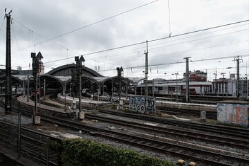 Fototapeta na wymiar Blick in den Hauptbahnhof Köln mit Zug