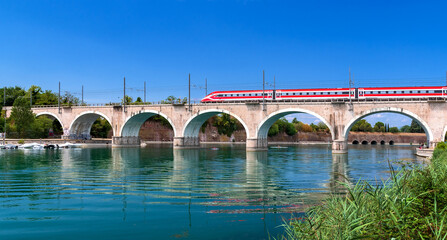 Eisenbahnbrücke über den Mincio bei Peschiera del Garda am Abfluss des Gardasee in Italien