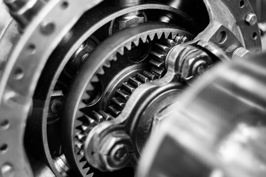 Epicyclic gear train or planetary gearset with cogwheels for torque transfer