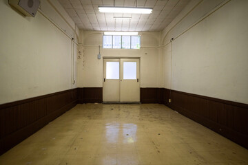 古い老朽化した部屋、レトロな白い部屋、薄暗い病棟、廃墟となった病院