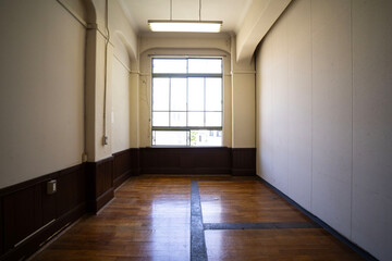 古い老朽化した部屋、レトロな白い部屋、薄暗い病棟、廃墟となった病院