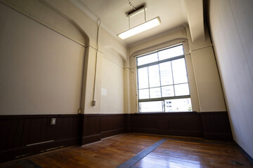 古い老朽化した部屋、レトロな白い部屋、薄暗い病棟、廃墟となった病院