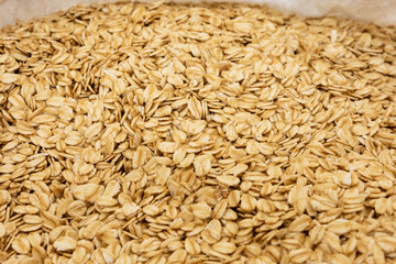 Hojuelas de avena en una bolsa de tela blanca