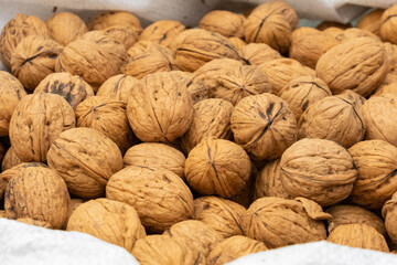 Conjunto de nueces en una bolsa de tela blanca