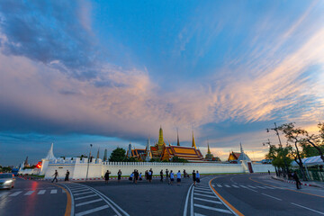 .scenery sunset above the beautiful palace..Wat Phra Kaew or Temple of the Emerald Buddha..It is a cultural attraction and an popular landmark or tourist attraction..the beauty of Thai architecture.. - obrazy, fototapety, plakaty