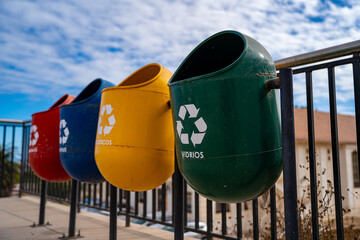 Botes de reciclaje en la ciudad 