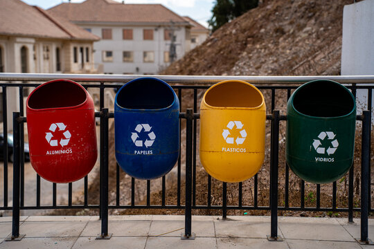 Botes de reciclaje en la ciudad 