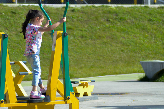 ni&ntilde;o, parque infantil, chico, aparcar, diversi&oacute;n, infancia, columpiar, jugada, al aire libre, juego, gente, ni&ntilde;o, verano, felicidad, sonriente, ni&ntilde;o, alegr&iacute;a, activo, mujer, escalada, beb&eacute;, naturaleza
