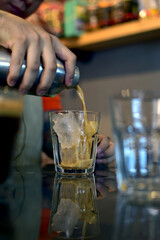 beber, alcohol, mano, cerveza, bebida, vino, fiesta, restaurante, participación, mesa, barman, alimento, cerveceria, brindis, celebraciones, café, 