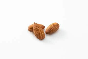 白背景にアーモンド