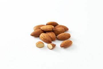 白背景に美味しそうなアーモンド