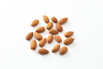 白背景にアーモンド