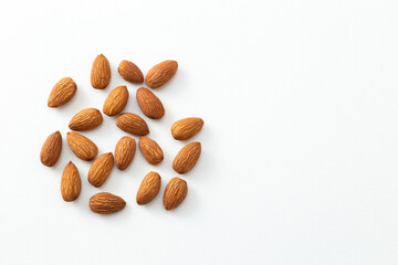 白背景にアーモンド