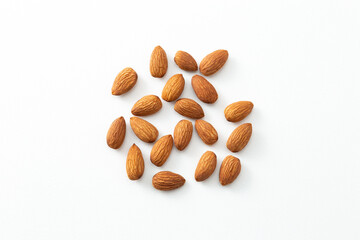 白背景にアーモンド