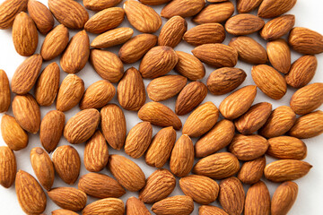 白背景にアーモンド