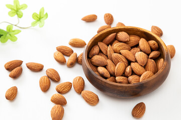 白背景にアーモンド