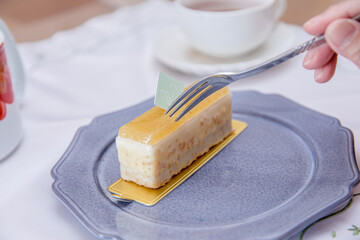 チーズケーキを食べる　piece of cake