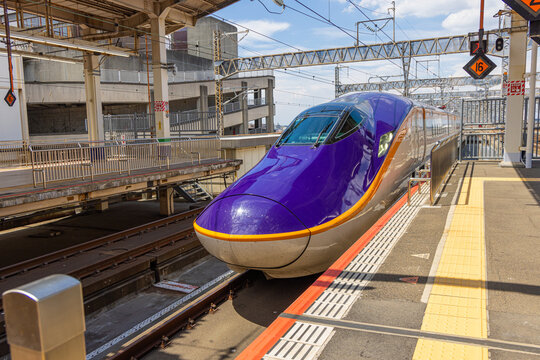 大宮駅に入線するE8系山形新幹線テスト車両