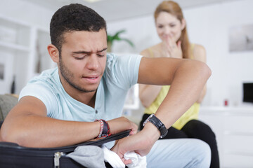 Obraz premium tourist trying to close a suitcase