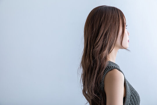 ロングヘアの女性の横顔　long hair woman profile