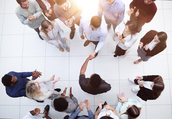 Obraz premium Young people in the conference room communicate top view