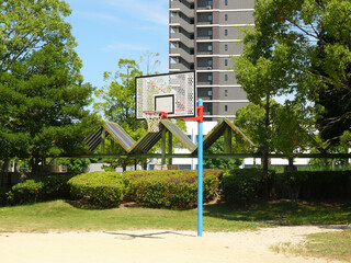 街中心部の公園に立つバスケットゴール。
日本の公園の風景。