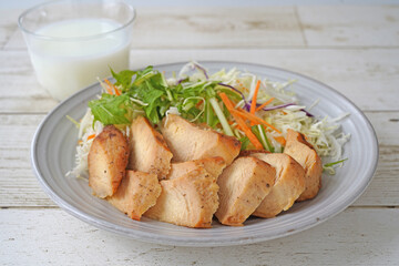 糖質無しのヘルシーメニュー　サラダとチキンと牛乳