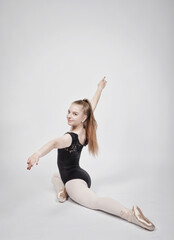 frau ballett tänzerin spagat training übung sportlich sport dünn mager body sexy lachend spass...