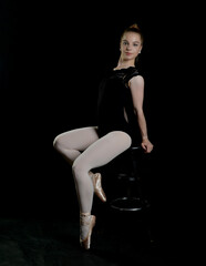 Obraz na płótnie Canvas frau ballerina beim training auftritt oper balett ballett ballerina sporlterin tänzerin klassisch ausbildung spitzenschuhe body tanz outfit blonde haare junges mädchen girl frau sportlich sport dünn