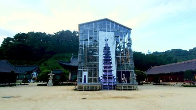 한국, 오대산 월정사의 팔각 구층석탑은 공사중이다