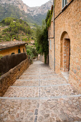 Obraz premium View of a medieval street in the Old Town of the picturesque Spanish-style village Fornalutx, Majorca or Mallorca island