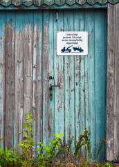 Unberechtigt parkende Fahrzeuge werden kostenpflichtig abgeschleppt.