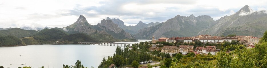 Panoramic view of Riaño, its reservoir and its mountains