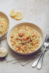 assiette de pâtes orzo avoine crémeuse à la truite fumée aneth, citron et crème