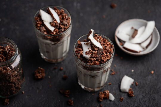 verre parfait yaourt noix de coco et c&eacute;r&eacute;ales granola chocolat