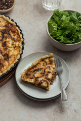 tarte salée quiche fait maison aux oignons, lardons, herbes de Provence et fromage 