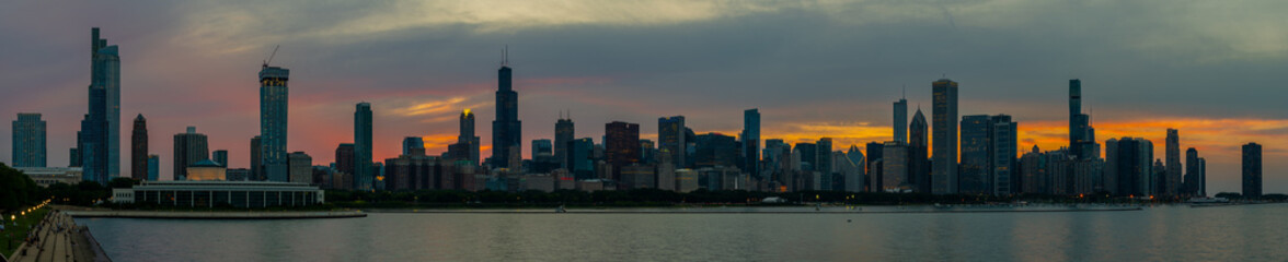 Obraz premium Chicago, Illinois skyline viewed from across Lake Michigan at sunset