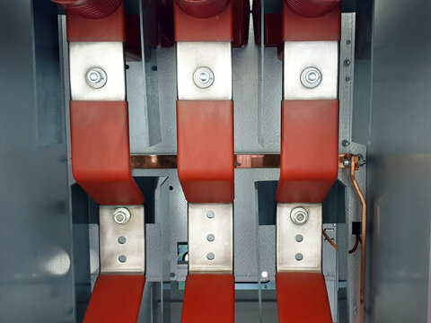 Medium voltage bus bar with cover insulation.