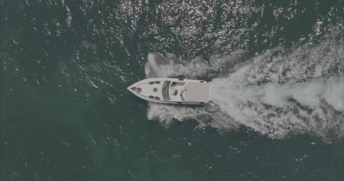 Barco a toda velocidad vista de drone ( log footage )