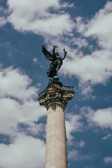 Fotografía en vertical del Monument aux Girondins en Burdeos, Francia, con el cielo con nubes detrás.