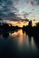 Fototapeta premium Foto del atardecer en el río con la naturaleza, Francia.