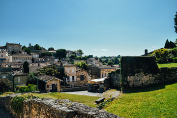Foto del pueblo de Saint-Emilion en Francia con sus casas.