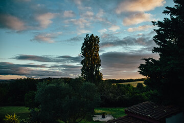 Foto del atardecer en el campo en Francia.