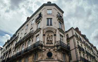 Obraz premium Foto de un edificio tradicional en la ciudad de Nantes, Francia.