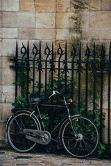 Fotografía de una bicicleta antigua en las calles de Burdeos, Francia.