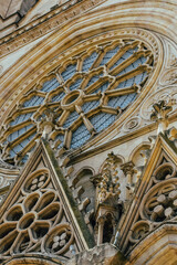 Obraz premium Fotografía vertical de la fachada de una iglesia en Bordeaux, Francia.