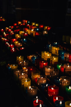 Fotografía de muchas velas colocadas en la Iglesia del Monte Saint-Michel en Francia.