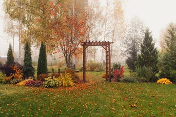 Foto op Plexiglas autumn garden view in october with wooden archway. Rustic natural fall garden © mashiki
