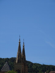 imagen catedral cat&oacute;lica en suiza con cielo azul de fondo